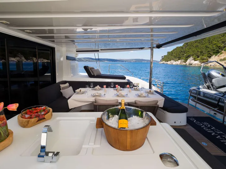 CHAMPAGNE PLEASE Lagoon 55 - aft deck alfresco dining area CHAMPAGNE PLEASE Lagoon 55 - aft deck alfresco dining area