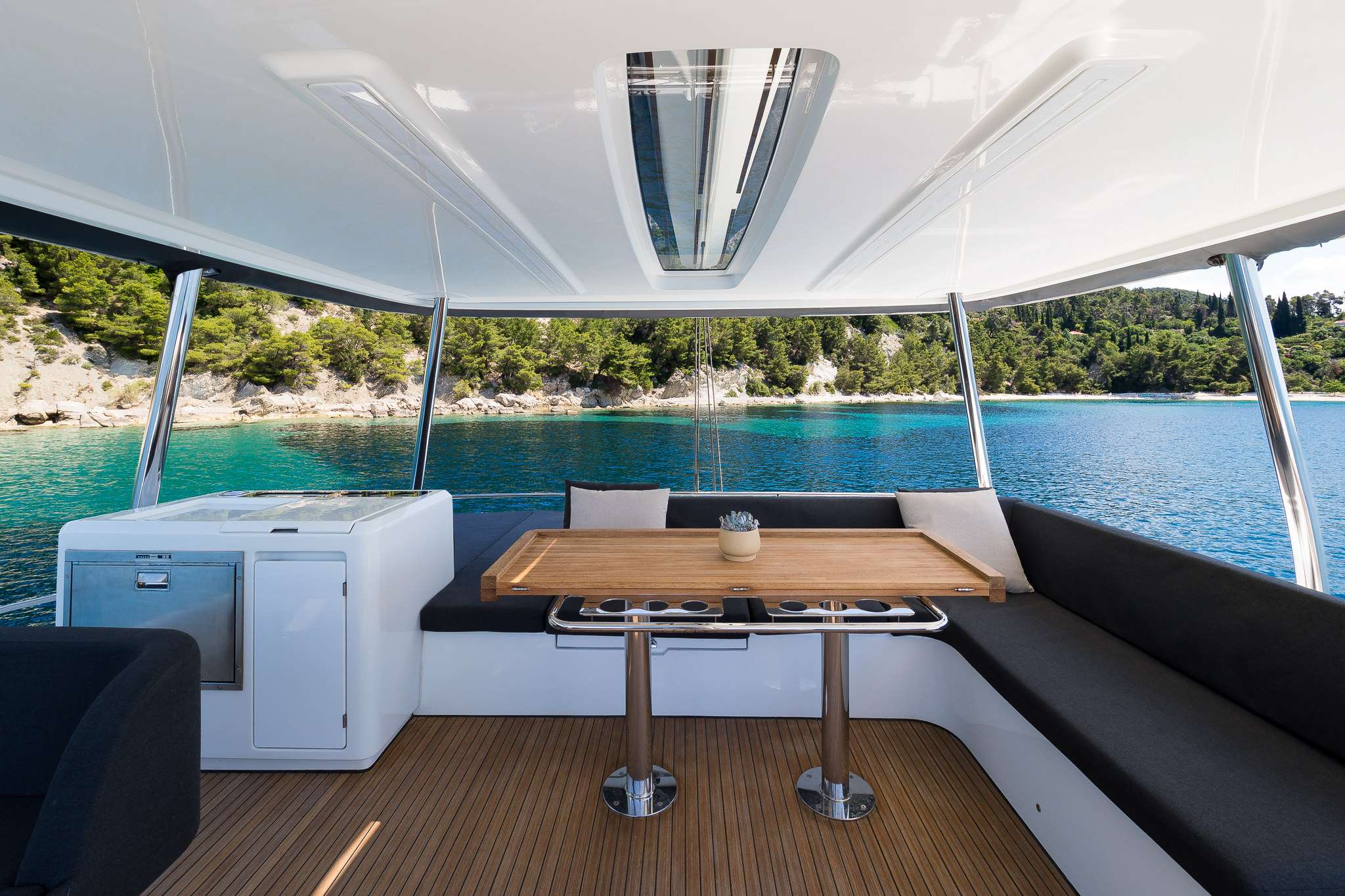 CHAMPAGNE PLEASE Lagoon 55 - flybridge dining lounge