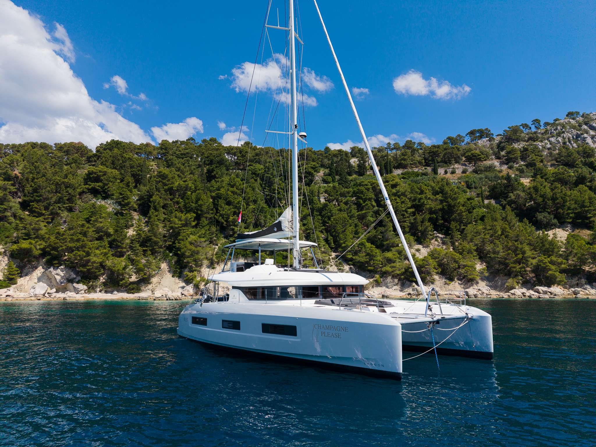 CHAMPAGNE PLEASE Lagoon 55 - anchored side profile