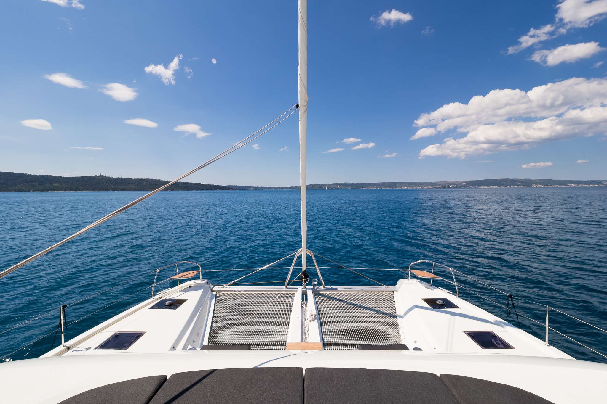 CHAMPAGNE PLEASE Lagoon 55 - foredeck net trampolines