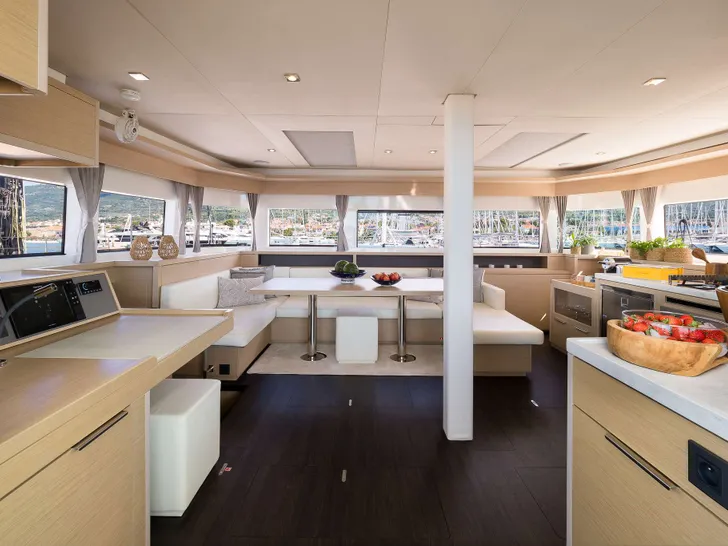 CHAMPAGNE PLEASE Lagoon 55 - open saloon CHAMPAGNE PLEASE Lagoon 55 - open saloon