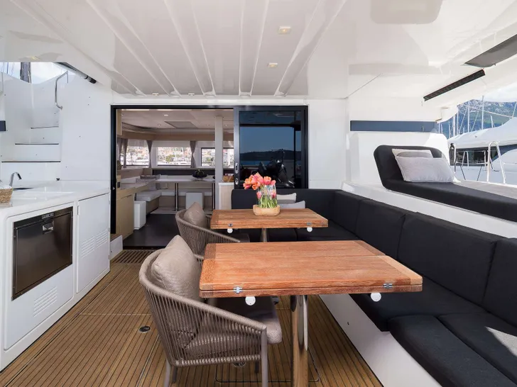 CHAMPAGNE PLEASE Lagoon 55 - aft deck lounge mode CHAMPAGNE PLEASE Lagoon 55 - aft deck lounge mode