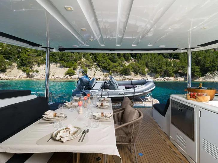 CHAMPAGNE PLEASE Lagoon 55 - main aft deck alfresco dining set up CHAMPAGNE PLEASE Lagoon 55 - main aft deck alfresco dining set up