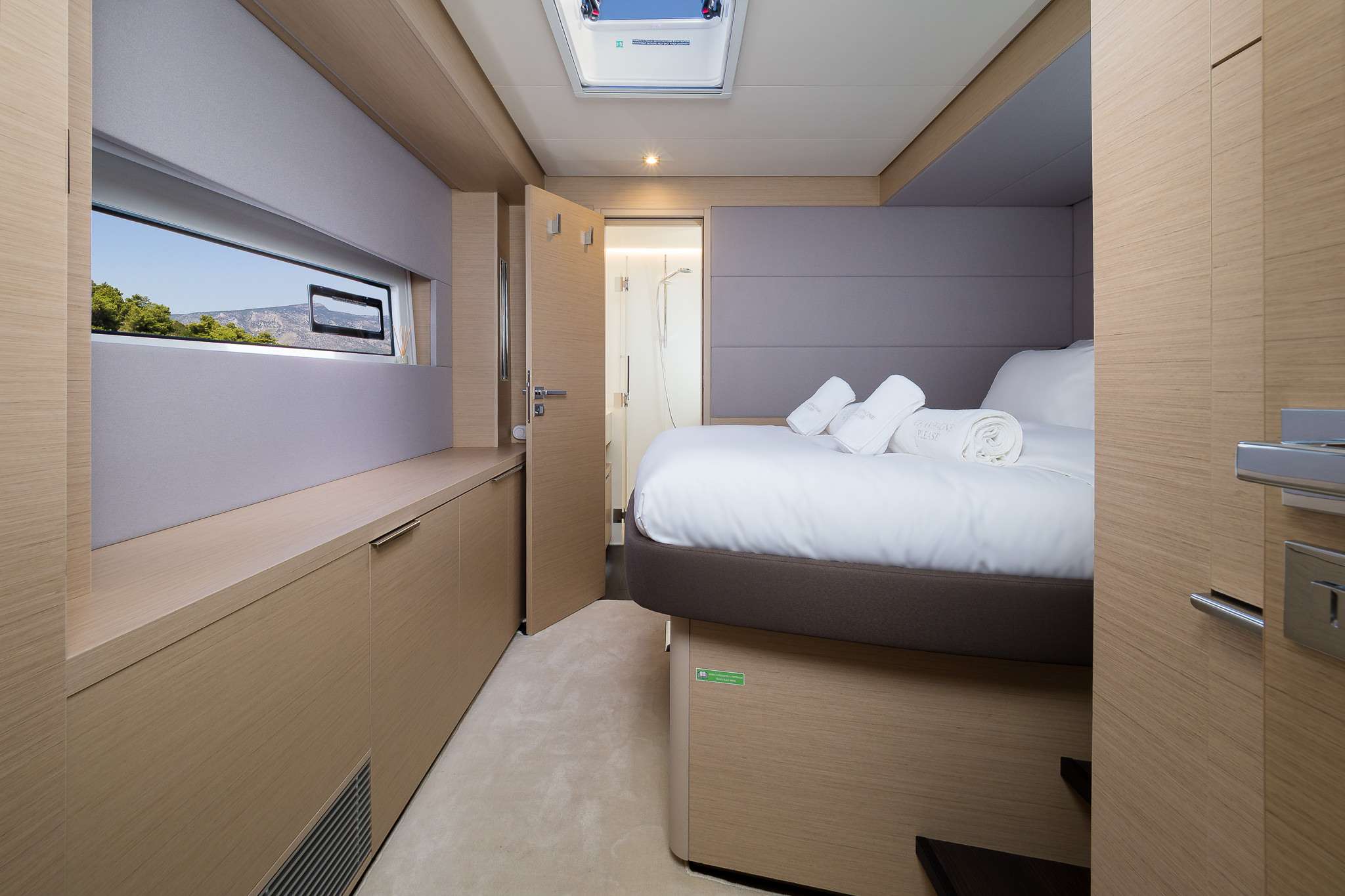 CHAMPAGNE PLEASE Lagoon 55 - VIP cabin 1