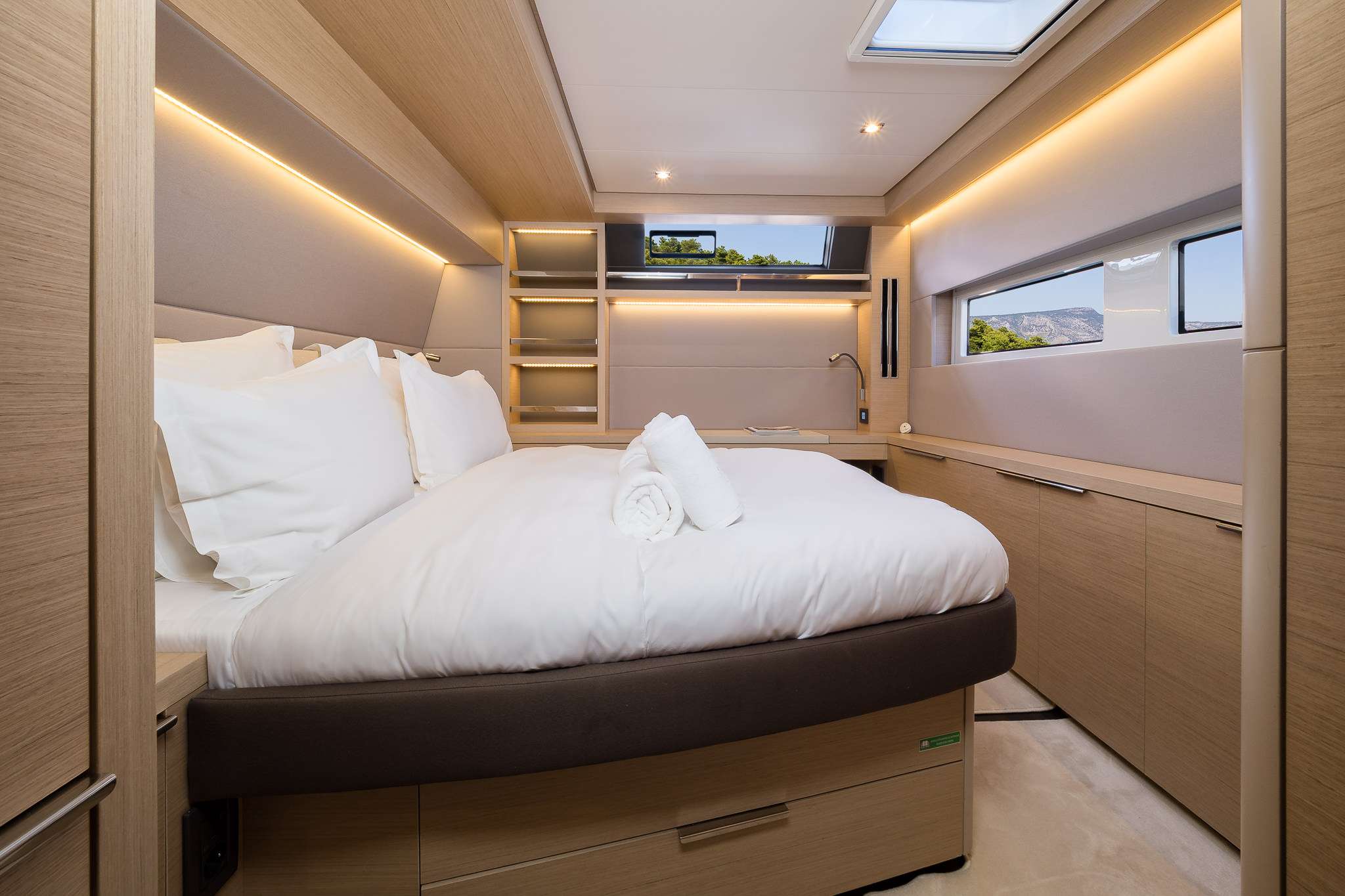 CHAMPAGNE PLEASE Lagoon 55 - master cabin