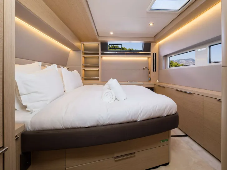 CHAMPAGNE PLEASE Lagoon 55 - master cabin CHAMPAGNE PLEASE Lagoon 55 - master cabin
