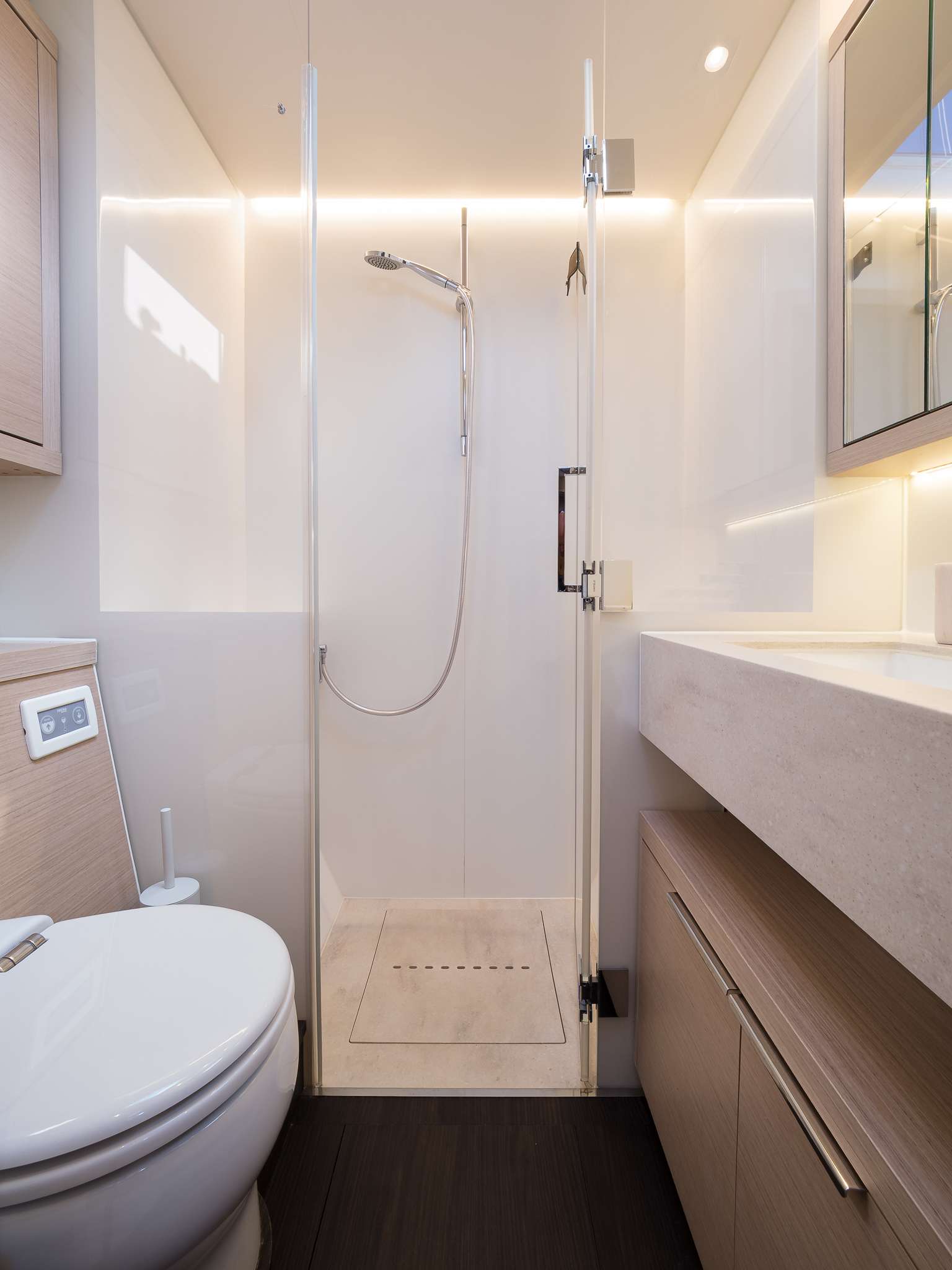 CHAMPAGNE PLEASE Lagoon 55 - master cabin bathroom