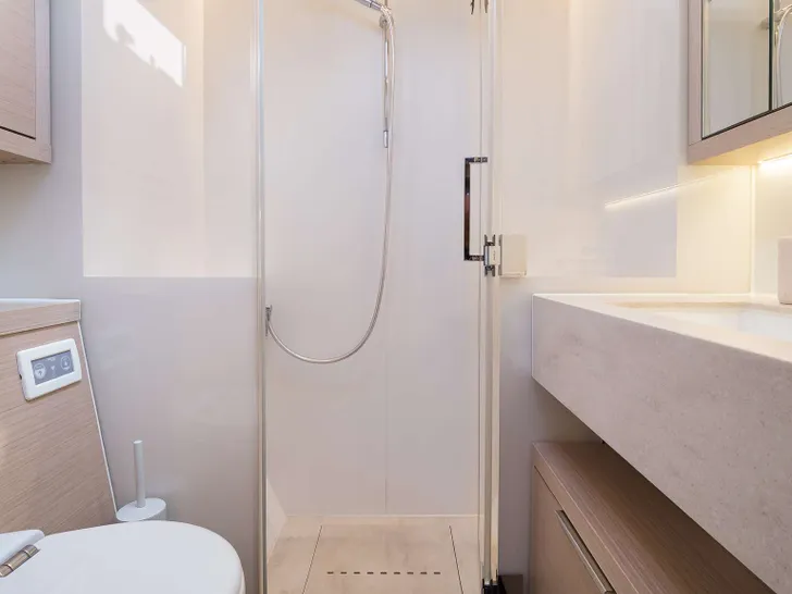 CHAMPAGNE PLEASE Lagoon 55 - master cabin bathroom CHAMPAGNE PLEASE Lagoon 55 - master cabin bathroom