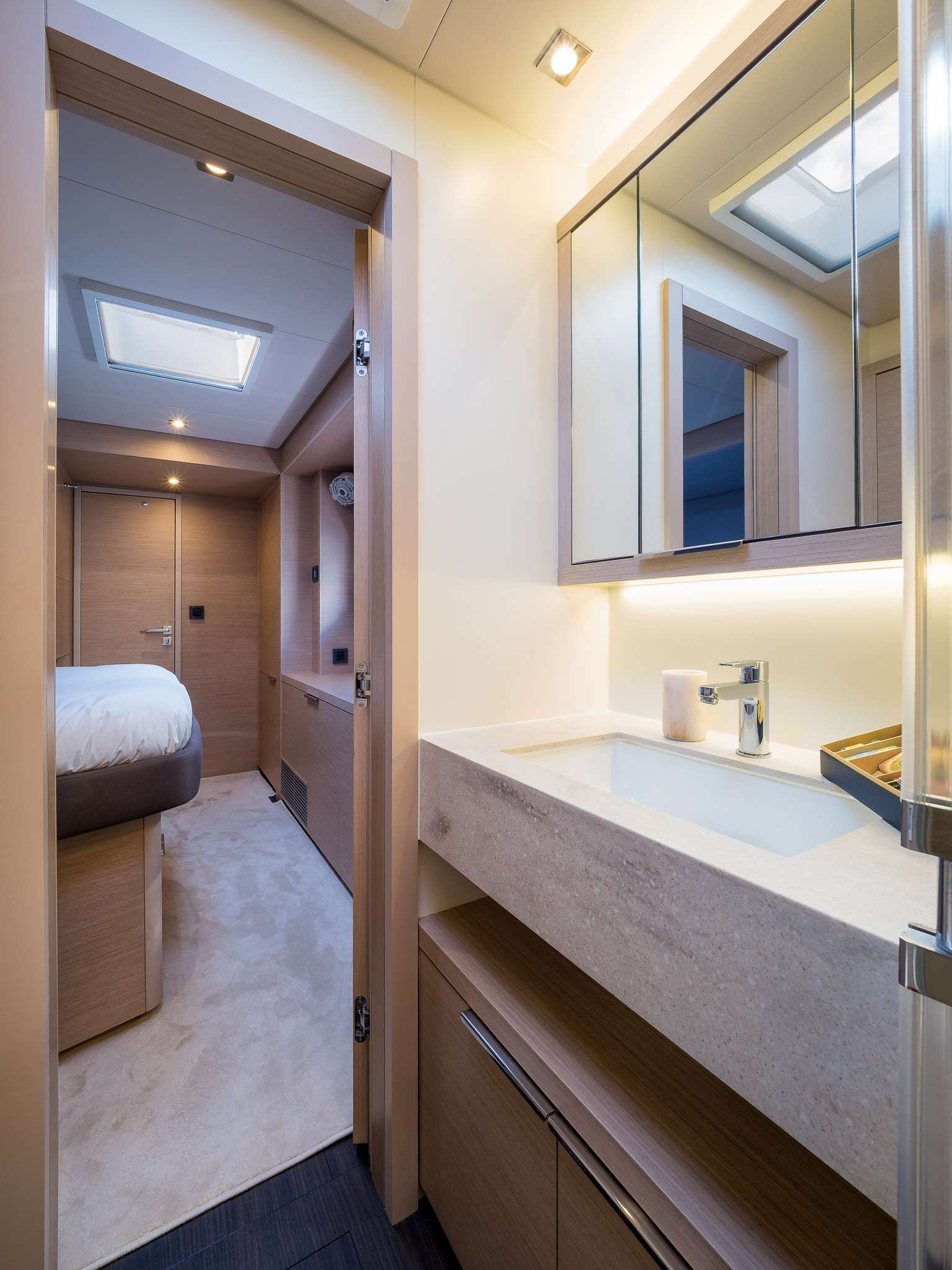 CHAMPAGNE PLEASE Lagoon 55 - VIP cabin 1 bathroom
