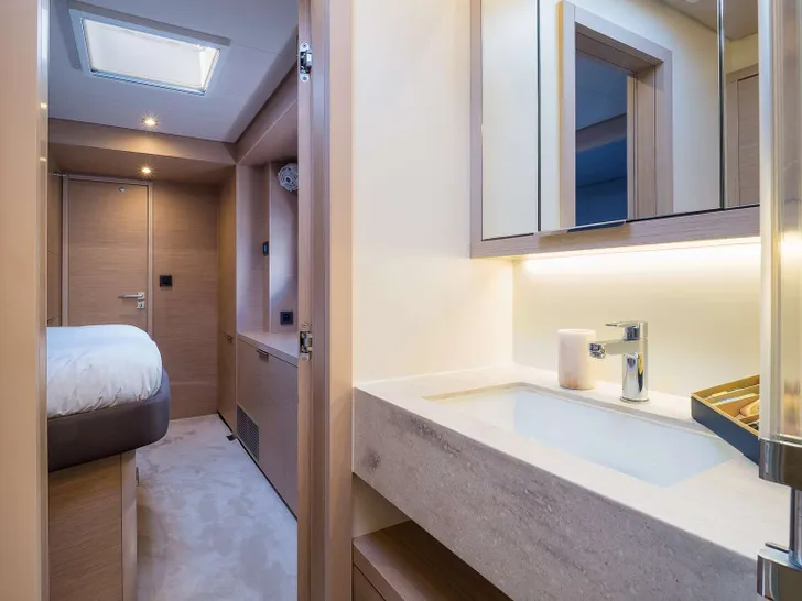 CHAMPAGNE PLEASE Lagoon 55 - VIP cabin 1 bathroom CHAMPAGNE PLEASE Lagoon 55 - VIP cabin 1 bathroom