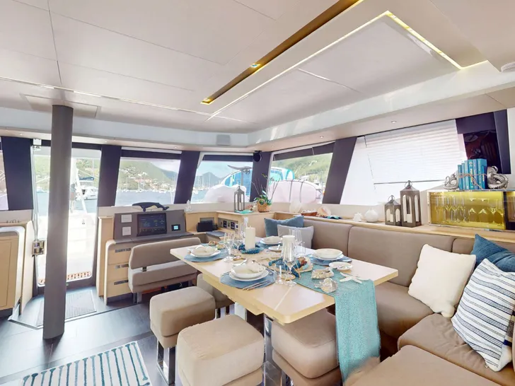 SAPPHIRE Fountaine Pajot Alegria 67 Salon SAPPHIRE Fountaine Pajot Alegria 67 Salon
