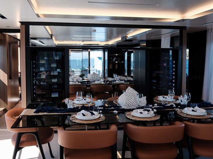 ICONA Riva 102 Corsaro Super - main dining area ICONA Riva 102 Corsaro Super - main dining area