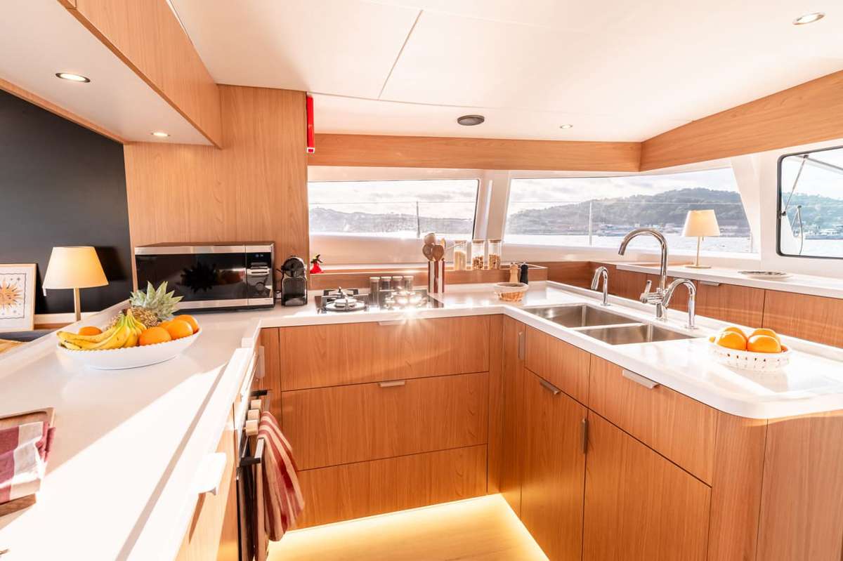 NO RUSH Bali 5.2 - galley