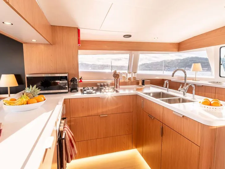 NO RUSH Bali 5.2 - galley NO RUSH Bali 5.2 - galley