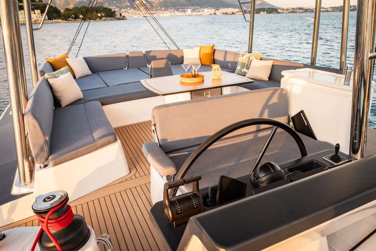 NO RUSH Bali 5.2 - flybridge