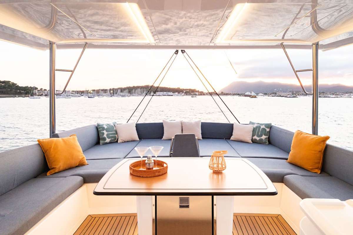 NO RUSH Bali 5.2 - flybridge dining lounge