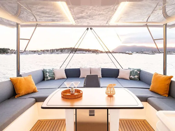 NO RUSH Bali 5.2 - flybridge dining lounge NO RUSH Bali 5.2 - flybridge dining lounge