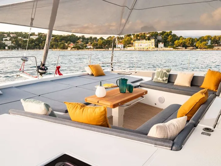 NO RUSH Bali 5.2 - foredeck lounge and sunbathing area NO RUSH Bali 5.2 - foredeck lounge and sunbathing area