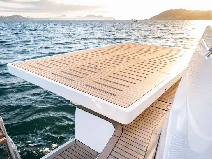 NO RUSH Bali 5.2 - swim platform NO RUSH Bali 5.2 - swim platform
