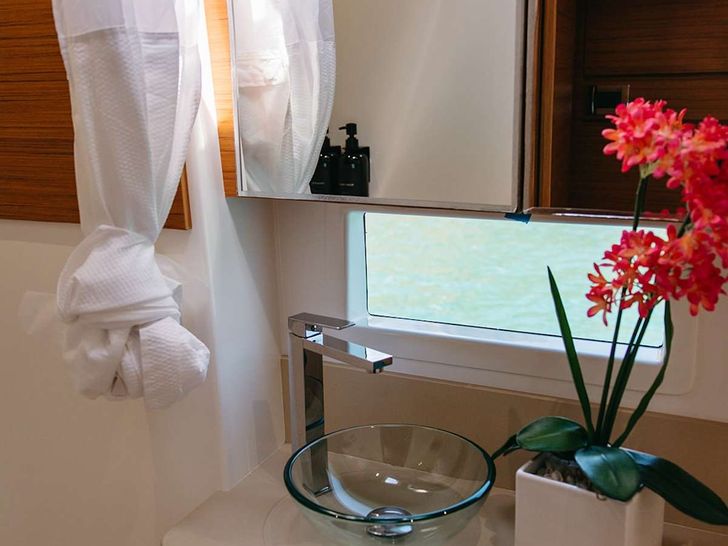 AQUANIMITY Dufour 48 - cabin 1 bathroom AQUANIMITY Dufour 48 - cabin 1 bathroom