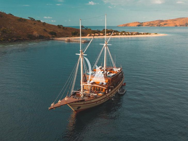 THE MAJ OCEANIC Phinisi 47m - anchored front shot THE MAJ OCEANIC Phinisi 47m - anchored front shot