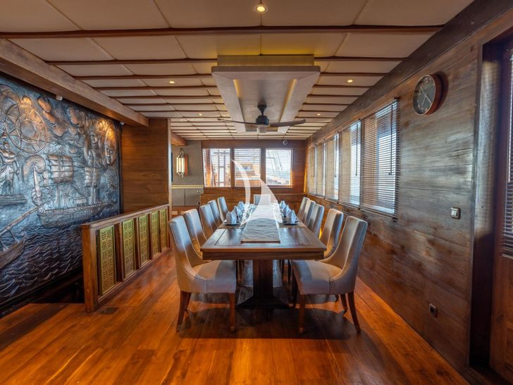 THE MAJ OCEANIC Phinisi 47m - main dining area THE MAJ OCEANIC Phinisi 47m - main dining area