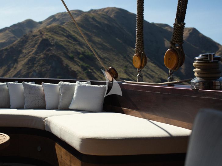 VELA Custom 50m - cushioned bronzing area VELA Custom 50m - cushioned bronzing area