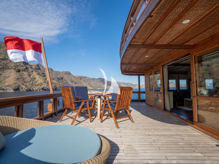 THE MAJ OCEANIC Phinisi 47m - master cabin balcony other angle THE MAJ OCEANIC Phinisi 47m - master cabin balcony other angle