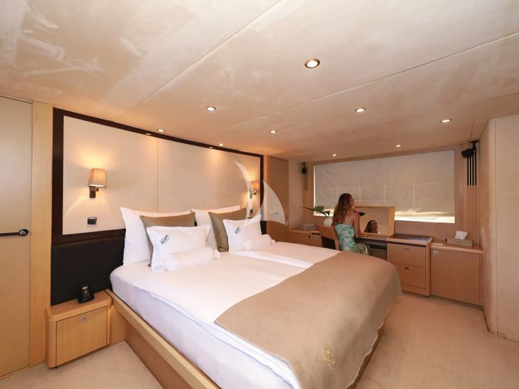 INSIEME Princess 85 Fly - master cabin bed INSIEME Princess 85 Fly - master cabin bed