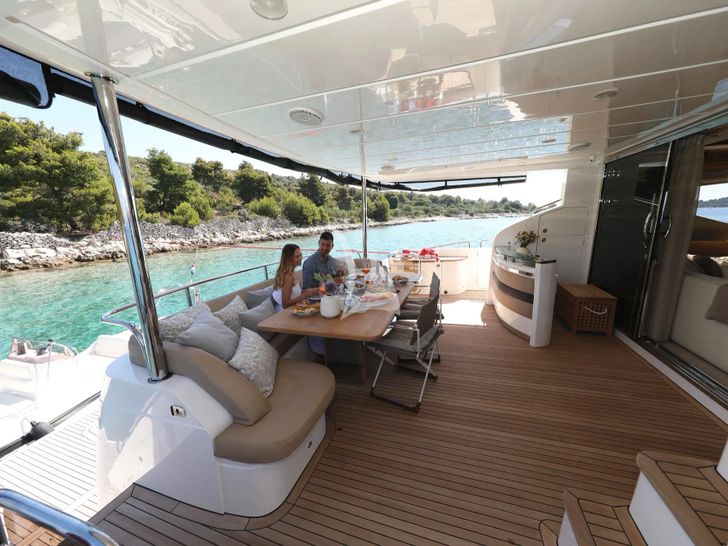 INSIEME Princess 85 Fly - aft deck lounging INSIEME Princess 85 Fly - aft deck lounging