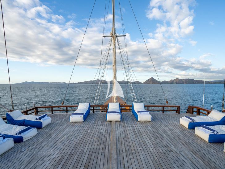 THE MAJ OCEANIC Phinisi 47m - sun beds THE MAJ OCEANIC Phinisi 47m - sun beds