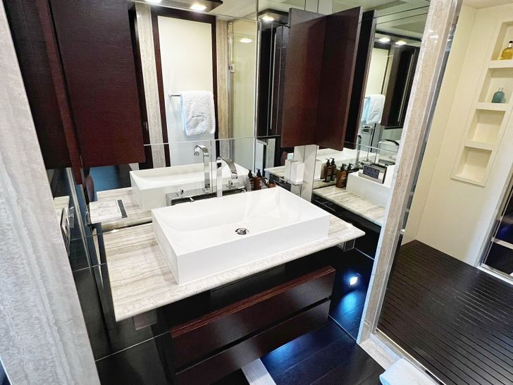 INSIEME - Master Bathroom His