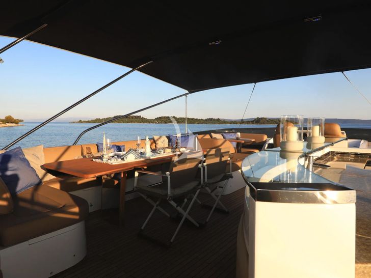 INSIEME Princess 85 Fly - flybridge dining INSIEME Princess 85 Fly - flybridge dining