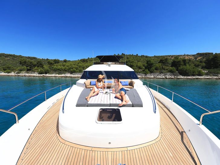 INSIEME Princess 85 Fly - foredeck INSIEME Princess 85 Fly - foredeck