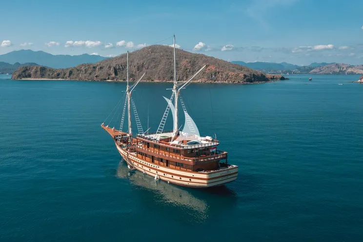 Charter Yacht THE MAJ OCEANIC - Phinisi 47m - 7 Cabins - Labuan Bajo - Komodo - Sorong - Raja Ampat - Indonesia