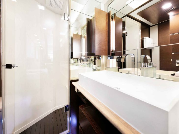 INSIEME - Starboard Twin Bathroom