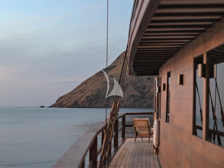 VELA Custom 50m - side walkway VELA Custom 50m - side walkway