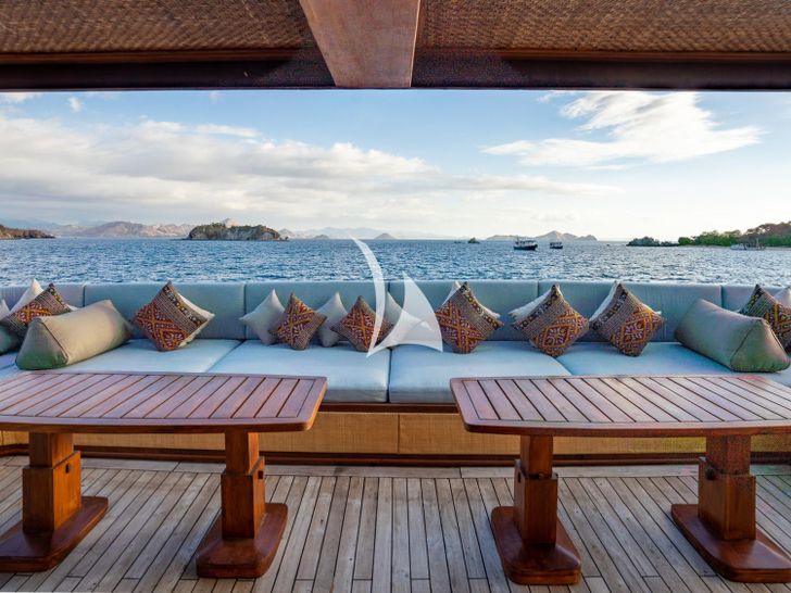 THE MAJ OCEANIC Phinisi 47m - main deck lounge THE MAJ OCEANIC Phinisi 47m - main deck lounge