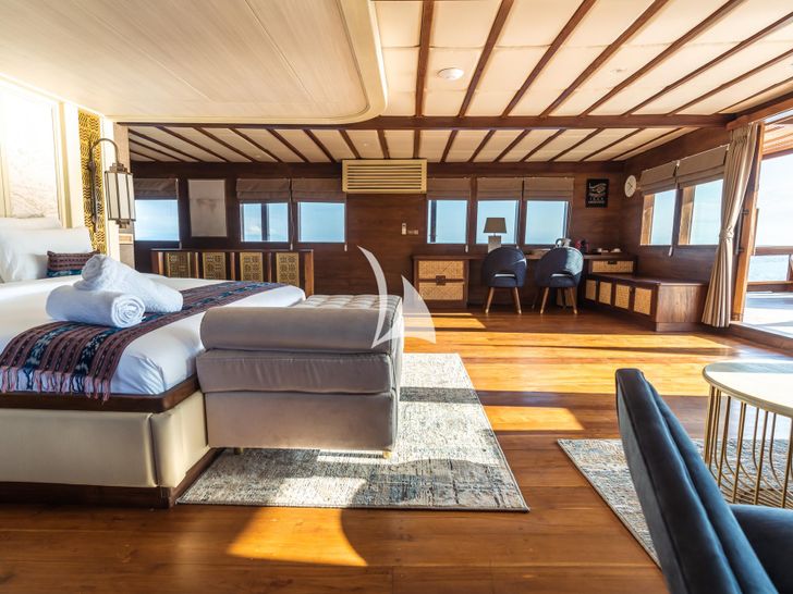 THE MAJ OCEANIC Phinisi 47m - master cabin bed THE MAJ OCEANIC Phinisi 47m - master cabin bed