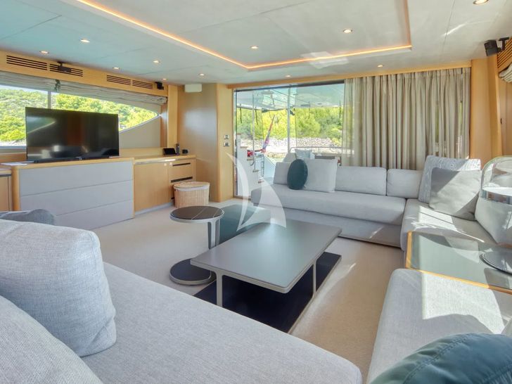INSIEME Princess 85 Fly - saloon seating and TV INSIEME Princess 85 Fly - saloon seating and TV