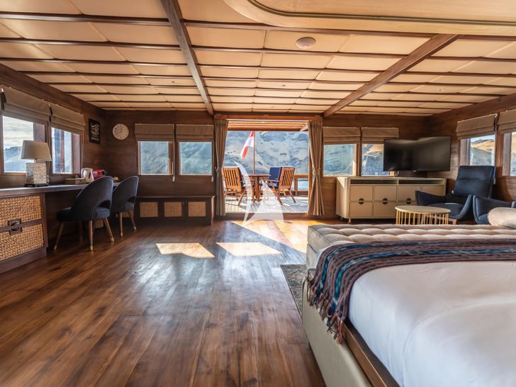 THE MAJ OCEANIC Phinisi 47m - master cabin access to the balcony THE MAJ OCEANIC Phinisi 47m - master cabin access to the balcony