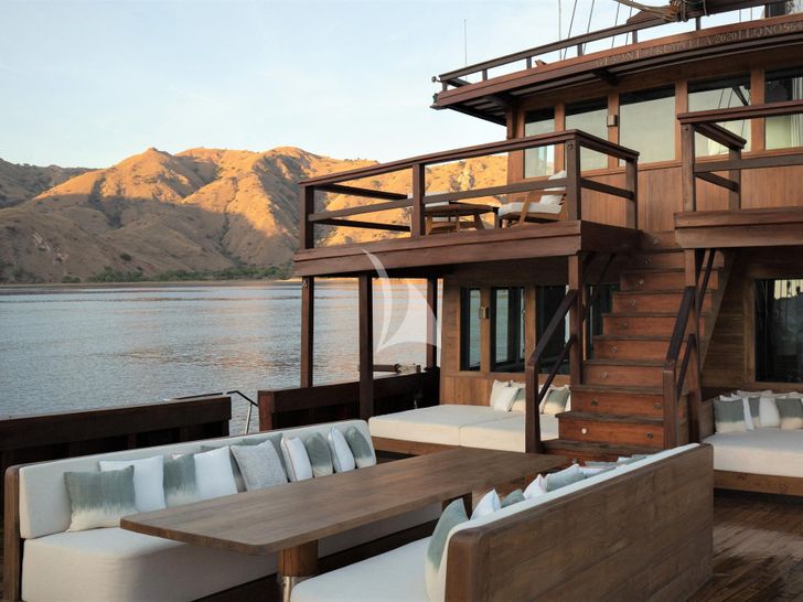 VELA Custom 50m - alfresco dining area VELA Custom 50m - alfresco dining area