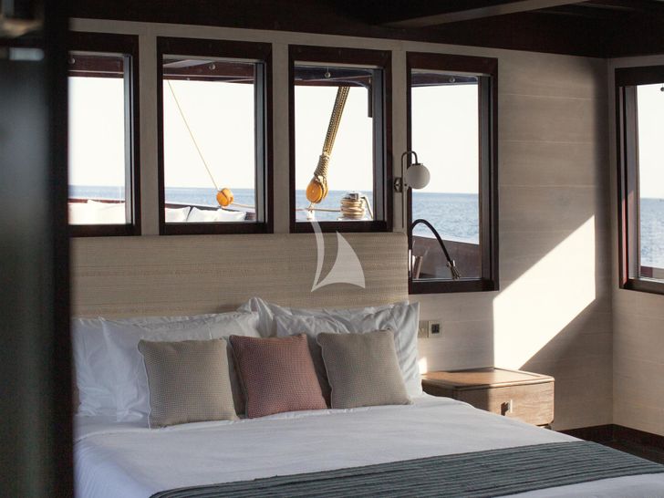 VELA Custom 50m - master cabin bed VELA Custom 50m - master cabin bed