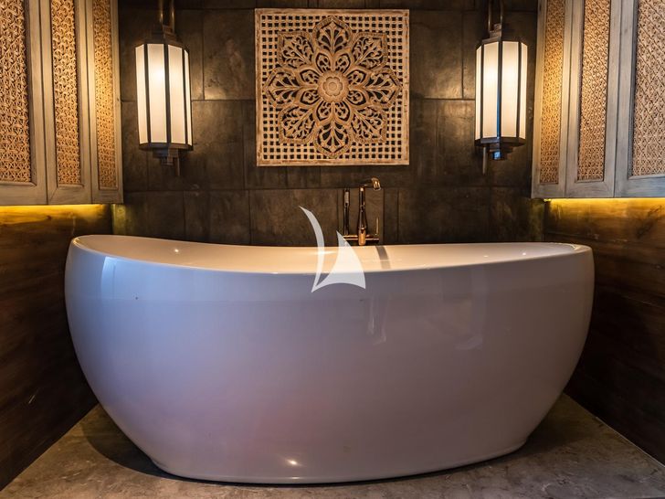 THE MAJ OCEANIC Phinisi 47m - master cabin bathtub THE MAJ OCEANIC Phinisi 47m - master cabin bathtub