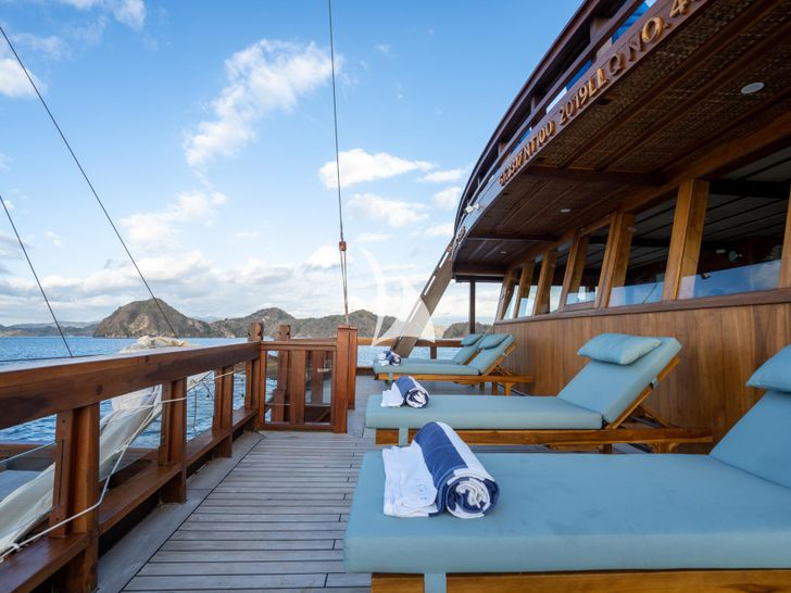 THE MAJ OCEANIC Phinisi 47m - bridge deck sun beds THE MAJ OCEANIC Phinisi 47m - bridge deck sun beds