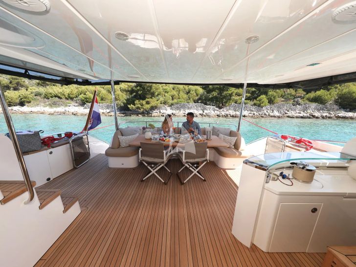 INSIEME Princess 85 Fly - aft deck seating and dining area INSIEME Princess 85 Fly - aft deck seating and dining area