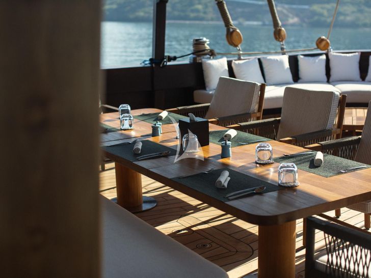 VELA Custom 50m - alfresco dining table VELA Custom 50m - alfresco dining table