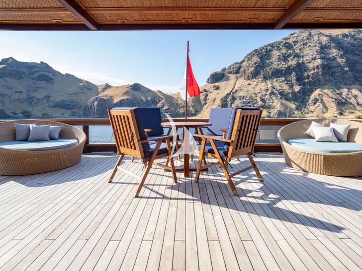 THE MAJ OCEANIC Phinisi 47m - master cabin balcony THE MAJ OCEANIC Phinisi 47m - master cabin balcony