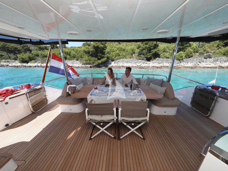 INSIEME Princess 85 Fly - guests in the aft deck INSIEME Princess 85 Fly - guests in the aft deck
