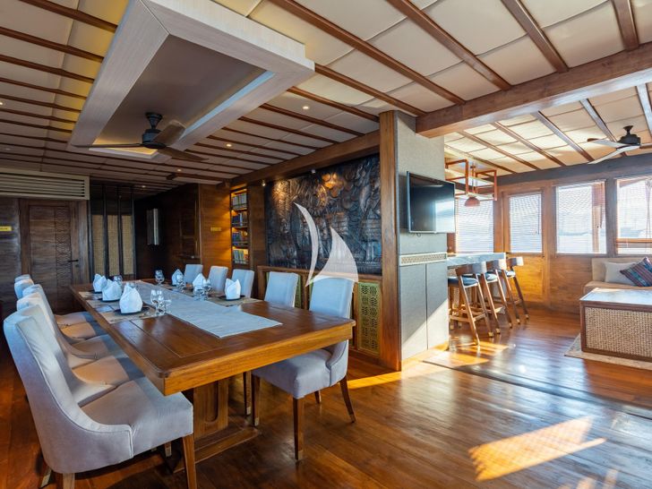 THE MAJ OCEANIC Phinisi 47m - main deck dining area THE MAJ OCEANIC Phinisi 47m - main deck dining area